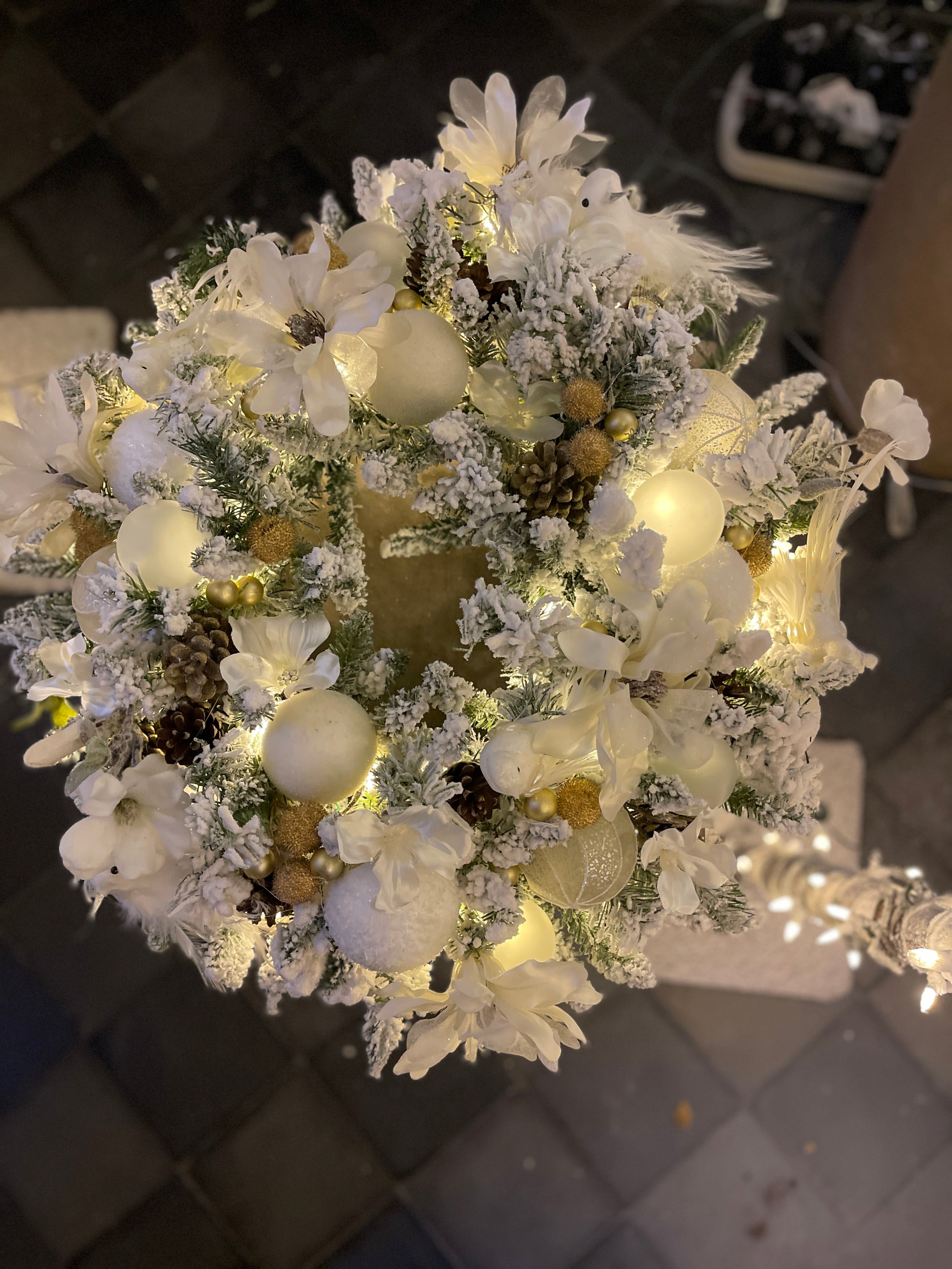 Couronne de Noël enneigée avec des accents dorés - Ø55 cm