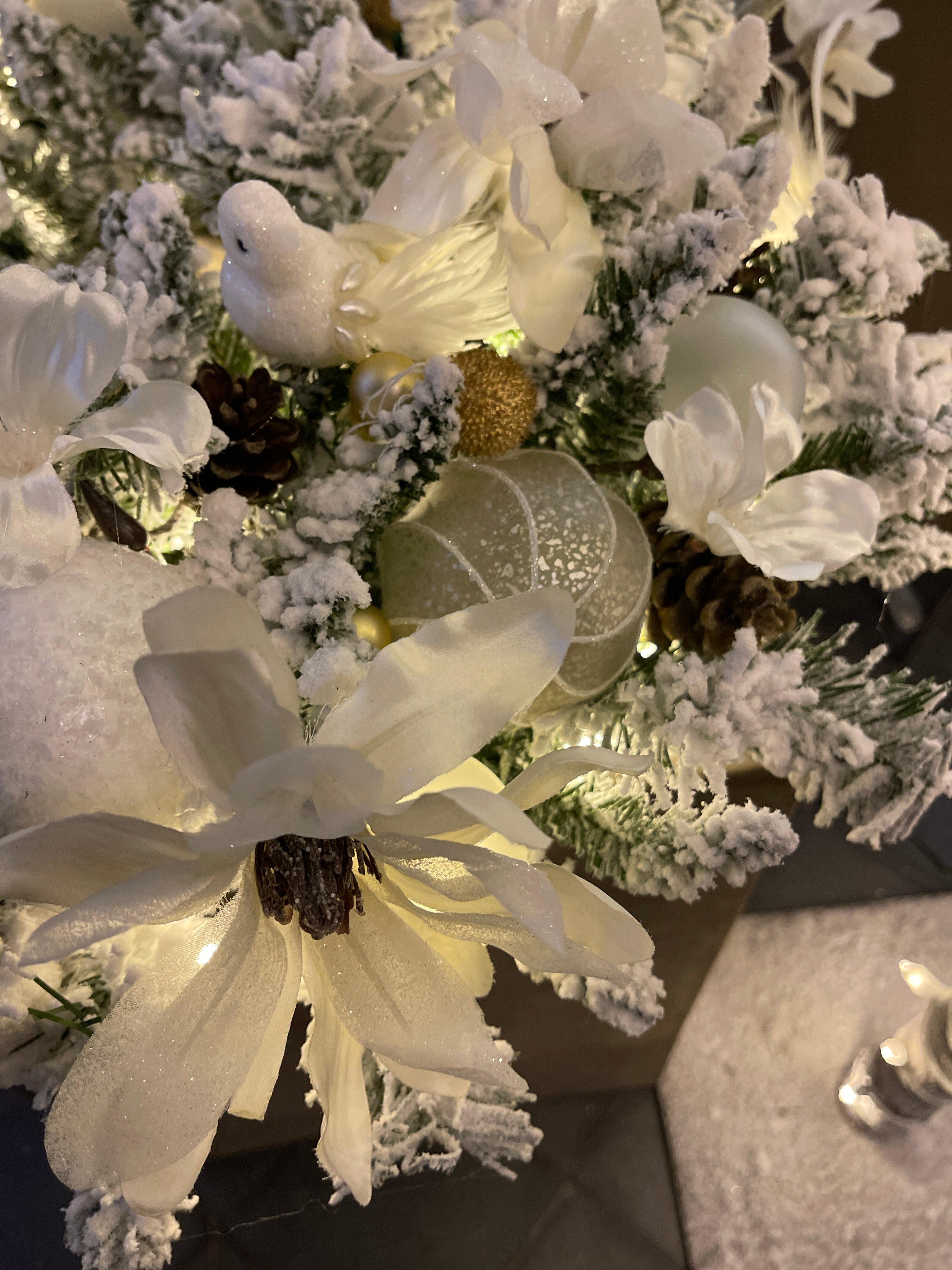 Couronne de Noël enneigée avec des accents dorés - Ø55 cm