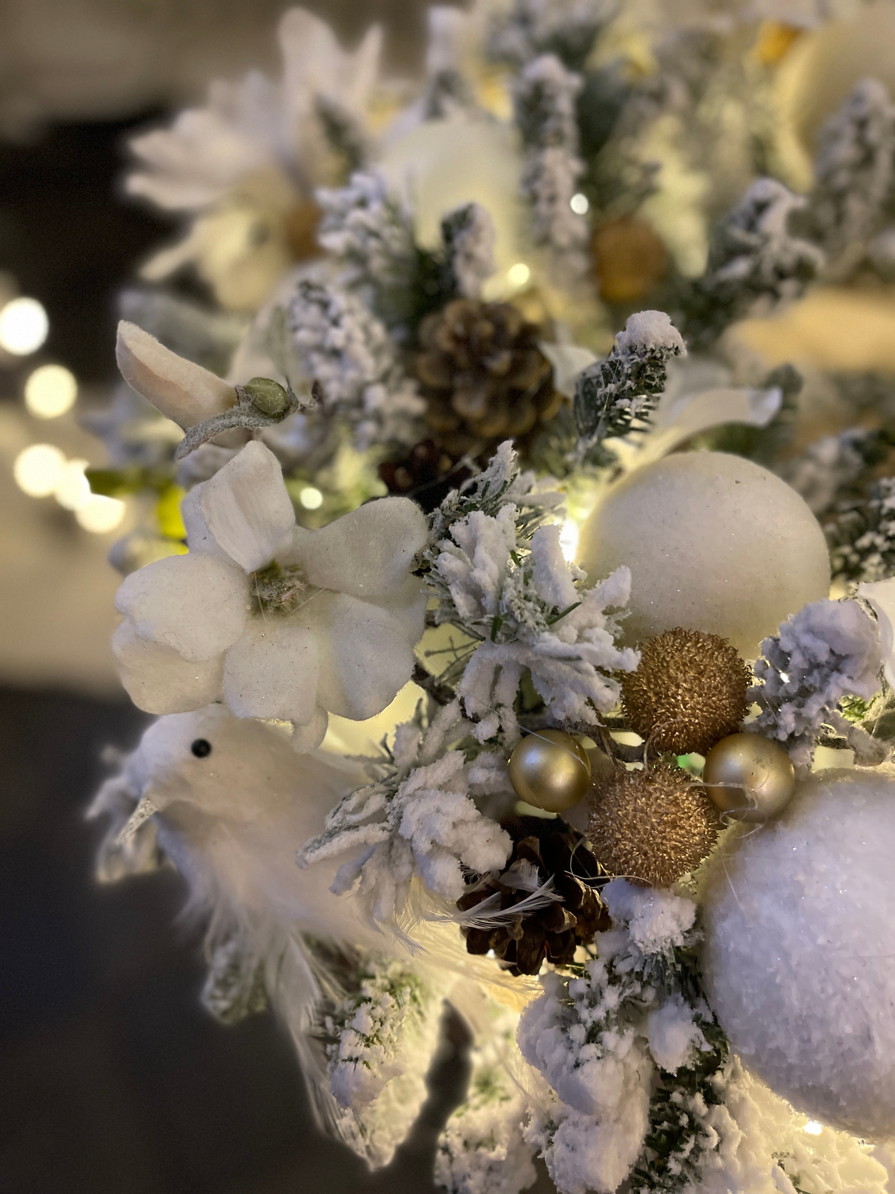 Couronne de Noël enneigée avec des accents dorés - Ø55 cm