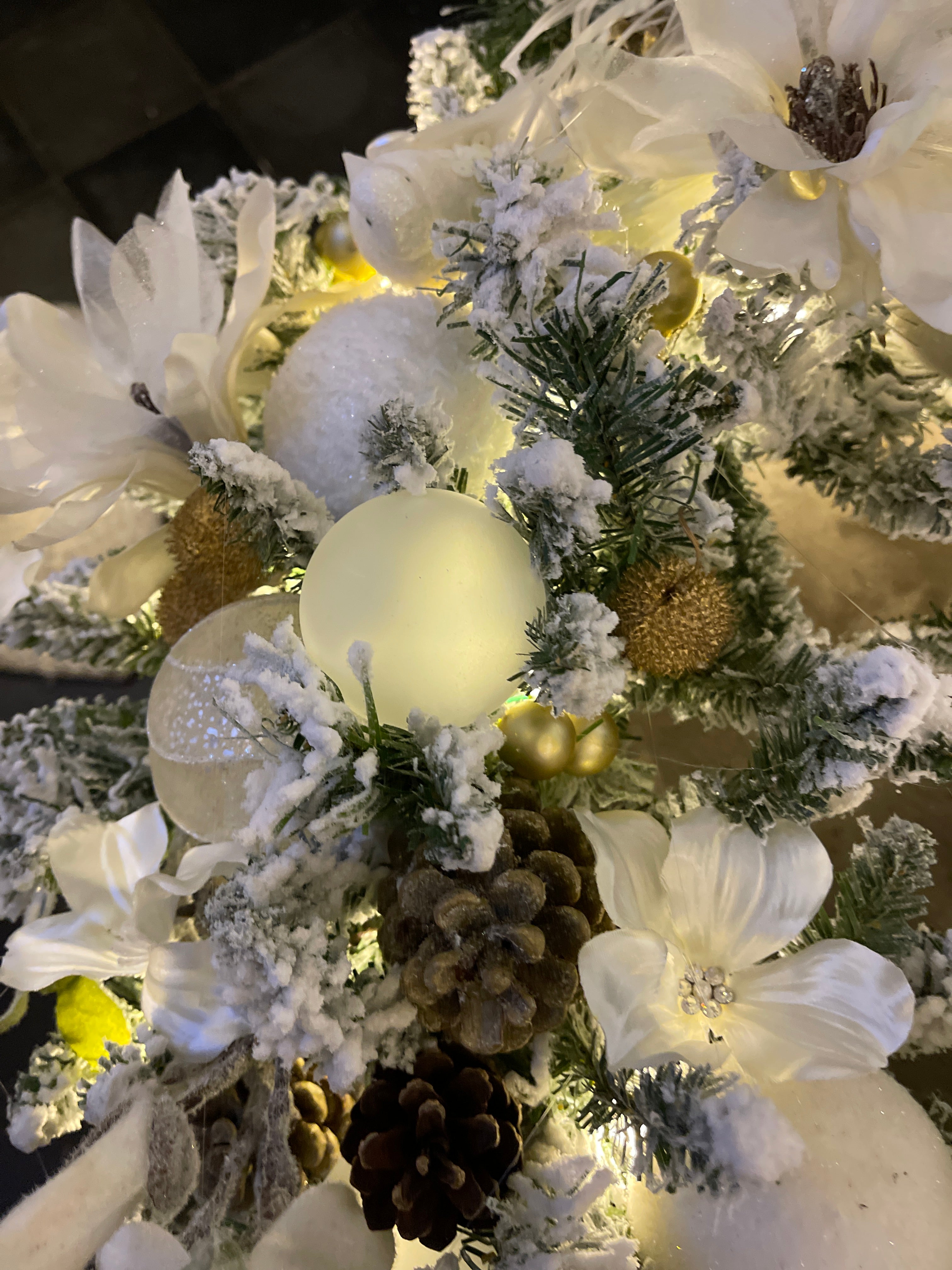 Couronne de Noël enneigée avec des accents dorés - Ø55 cm