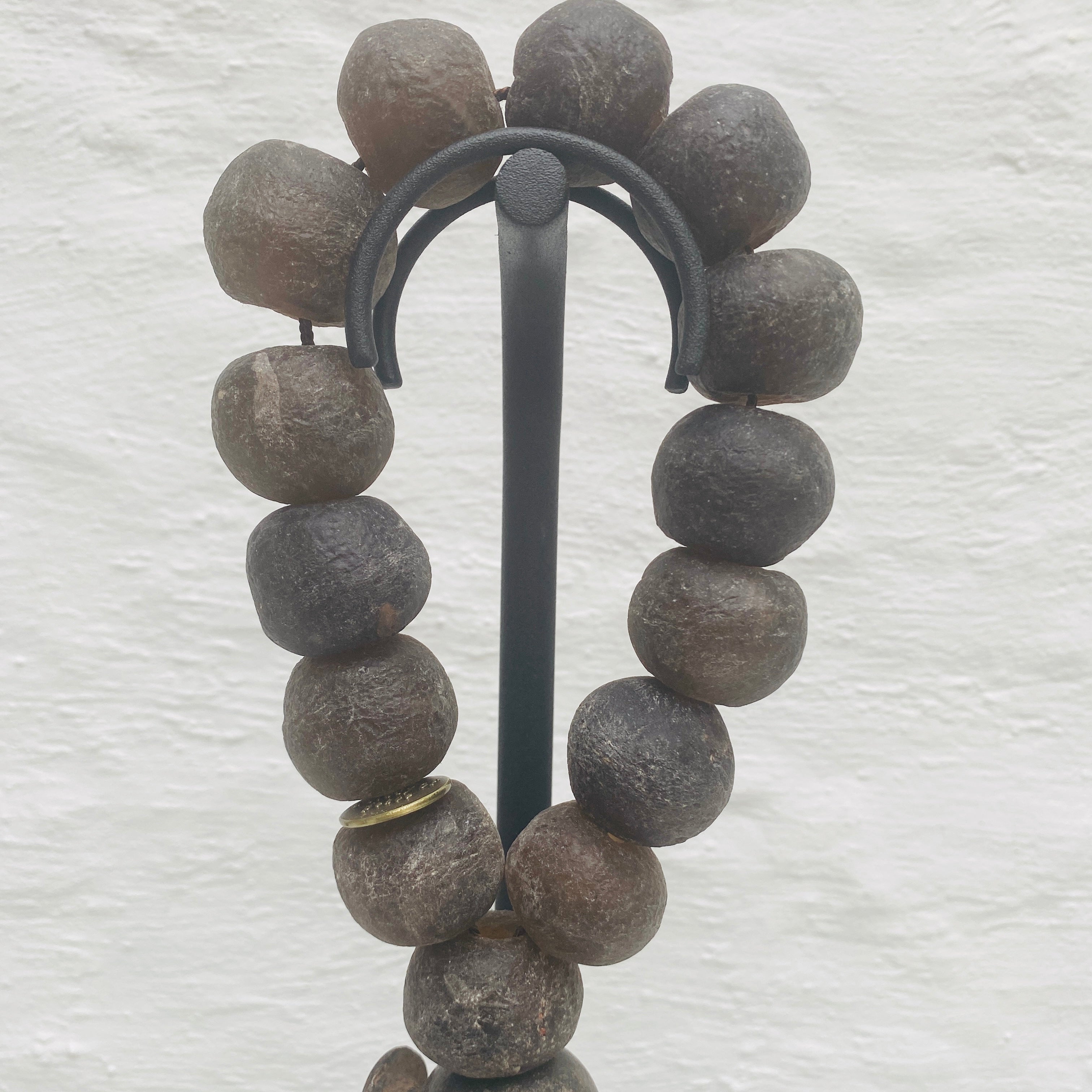 Studio Julia Atlas - verre recyclé Ghana, bronze, pompon en laine mérinos