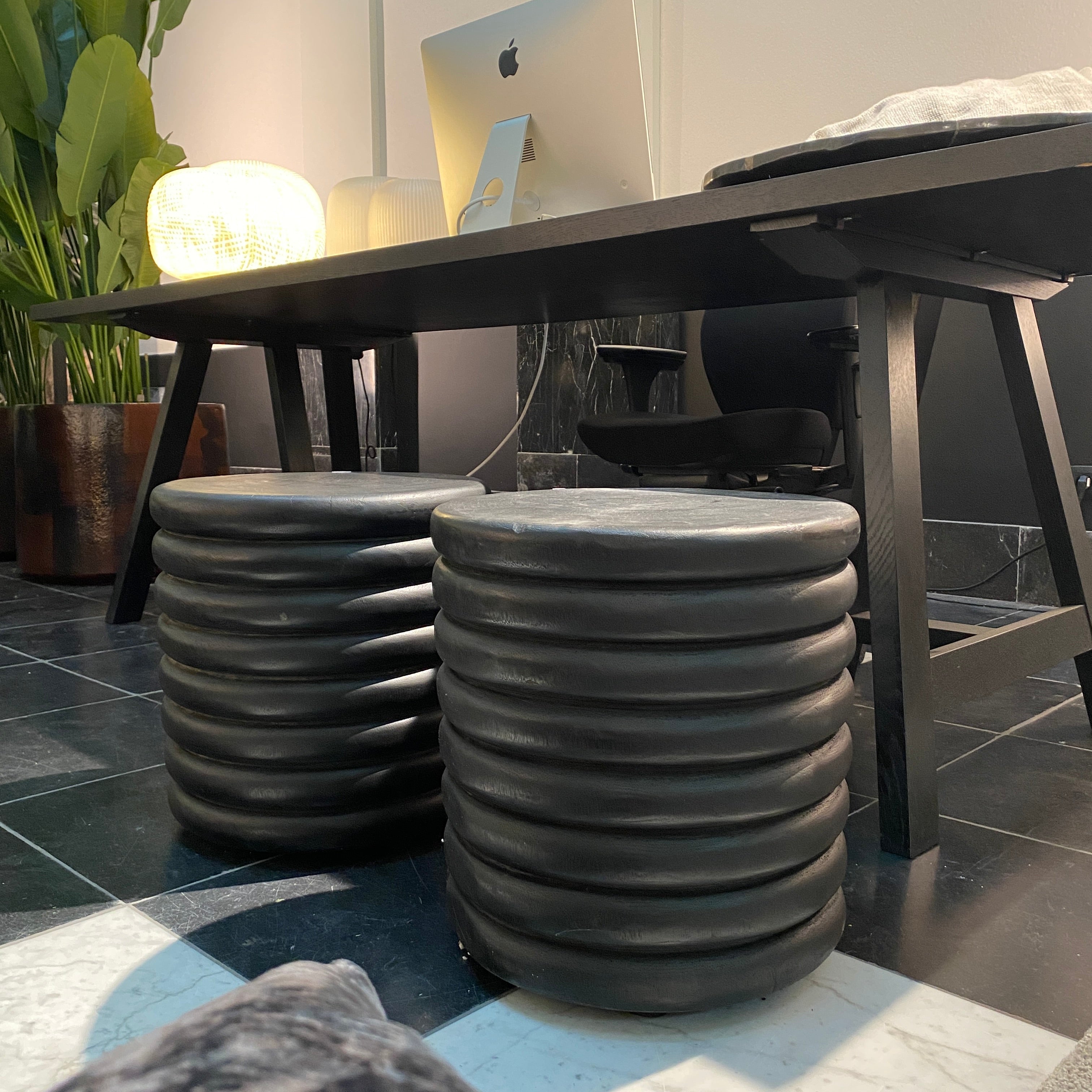 Magazijn Breit krukje zwart met ringen