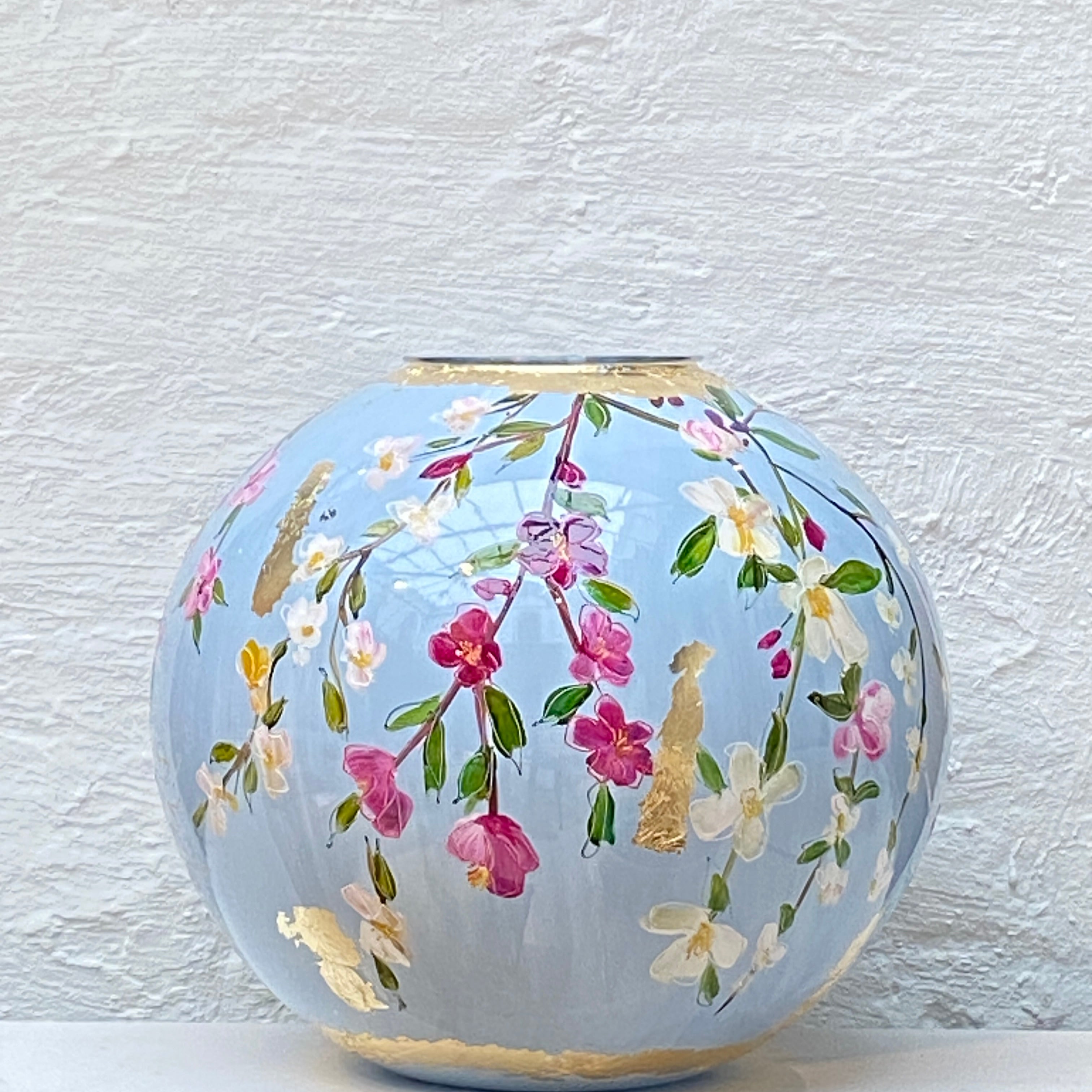 Doortje IJpelaar handgeschilderde glazen vaas LIMITED EDITION "Light Blue Blossom" DE BORGHT EXCLUSIVE