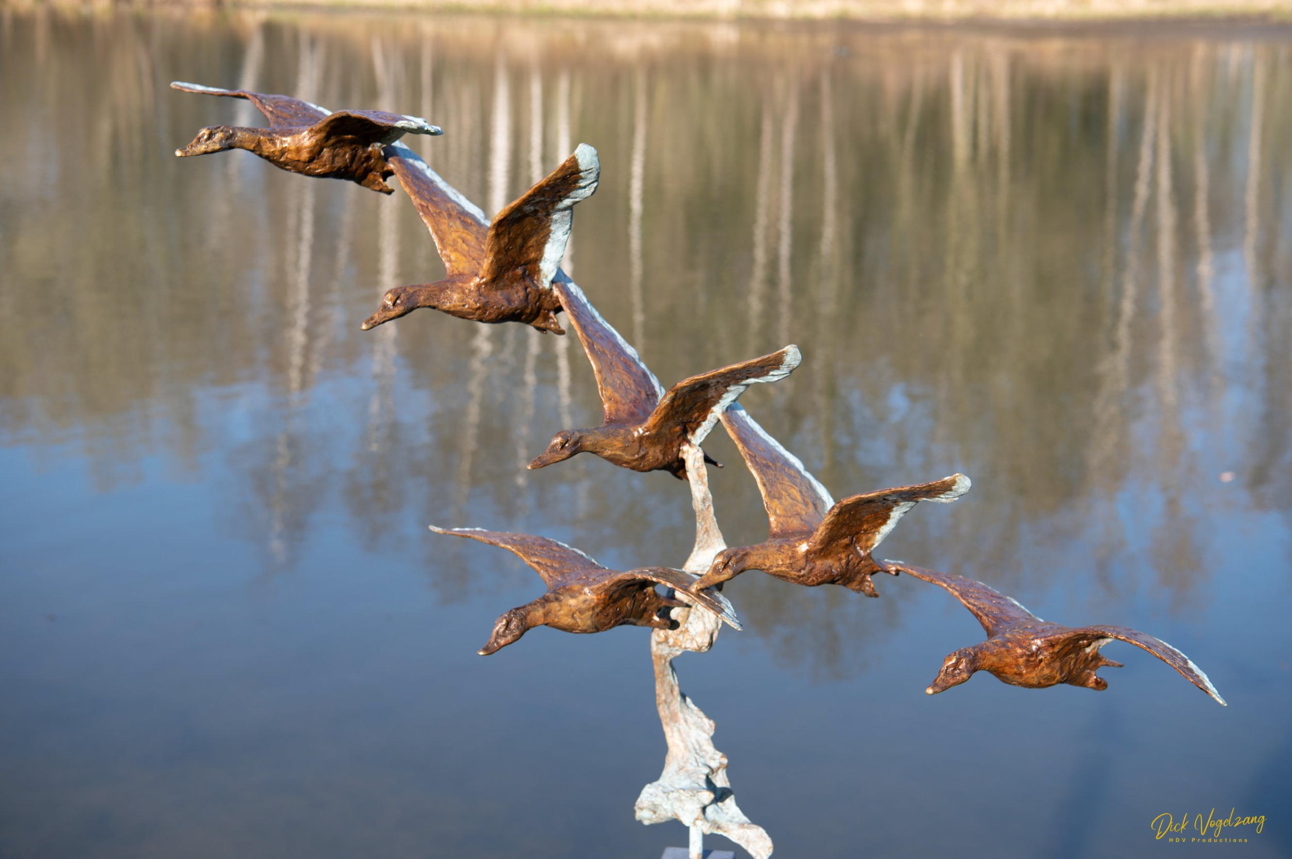 Jonneke Kodde - Natuurvlucht zes vogels aan bronzen stronk