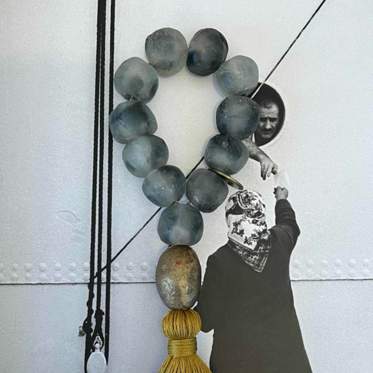 Studio Julia Atlas - Verre recyclé gris glacier Ghana, bronze, pompon en coton - mini