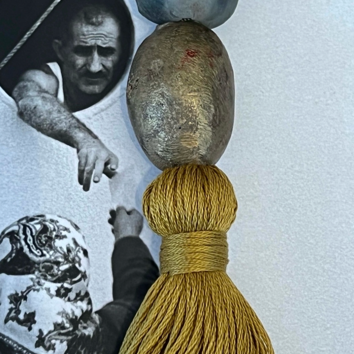 Studio Julia Atlas - Verre recyclé gris glacier Ghana, bronze, pompon en coton - mini