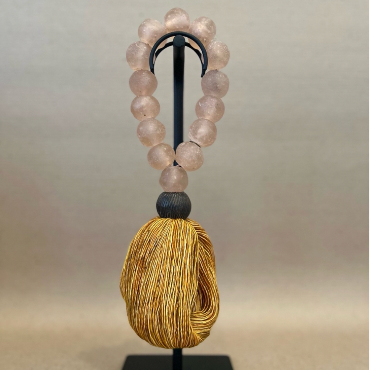 Studio Julia Atlas - Pink glass Ghana, bronze, merino wool tassel