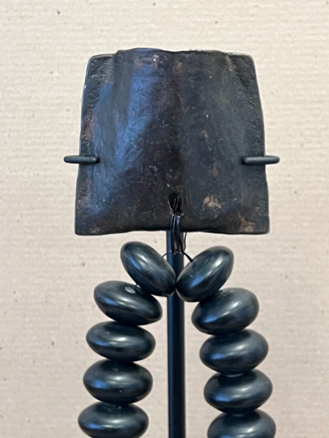Studio Julia Atlas - Black amber manmade Africa, Iron cow bell, pompon en laine d'alpaga noire - Unique
