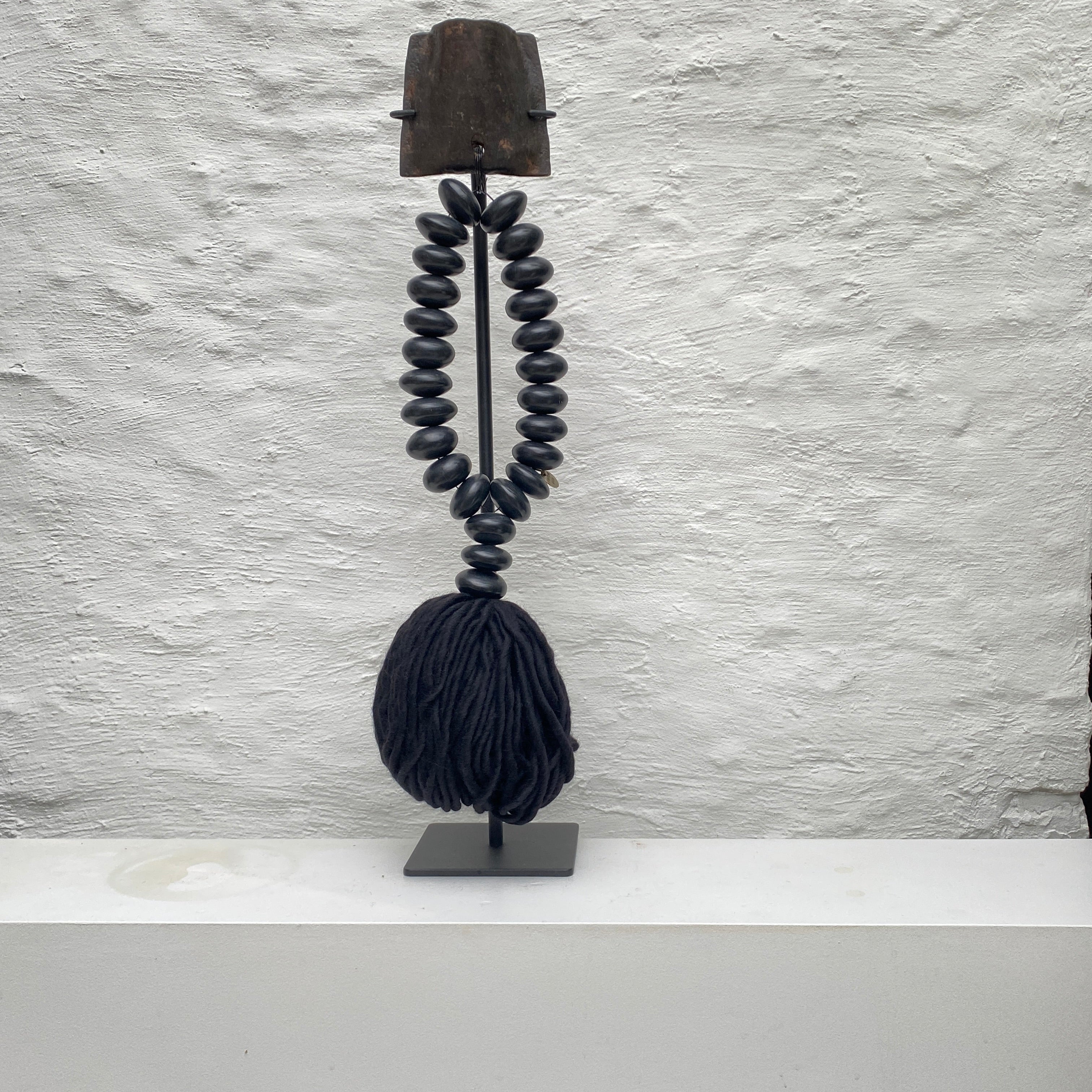 Studio Julia Atlas - Black amber manmade Africa, Iron cow bell, black alpaca wool tassel - Uniek