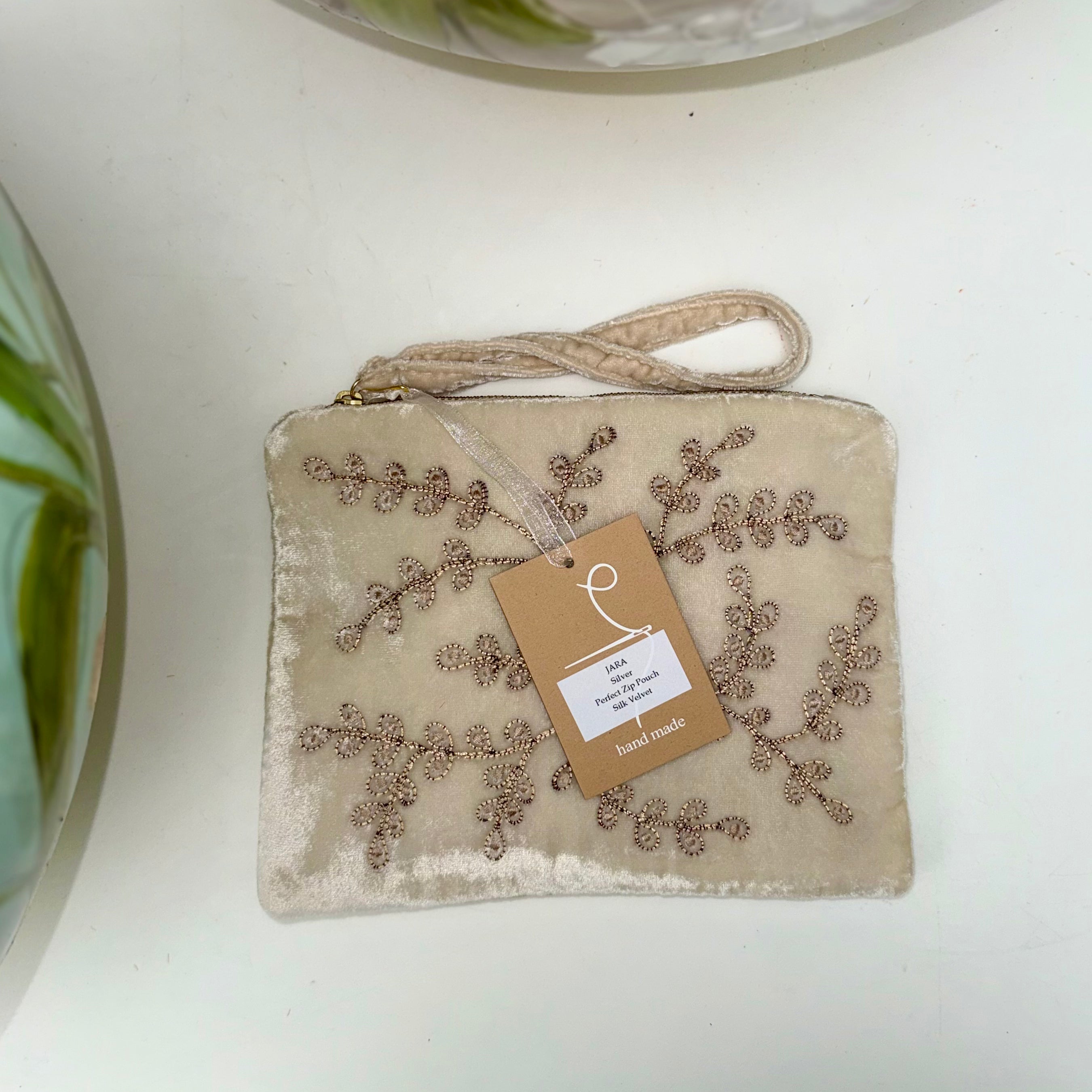 Anke Drechsel handgeborduurde Zip Pochette - Jara Silver