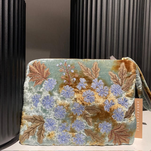 Anke Drechsel handgeborduurde Zip Pochette - Kukka shaded lake