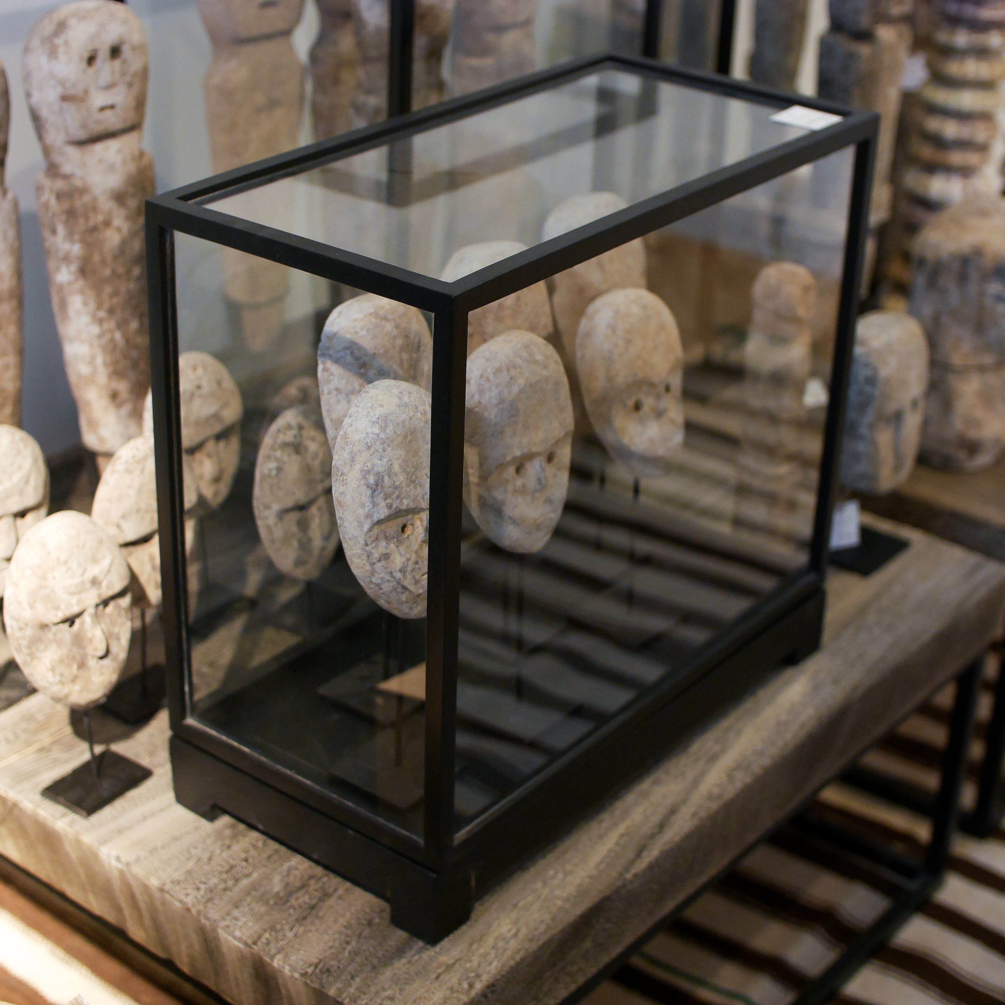 Magazijn Breit Vitrine kastje