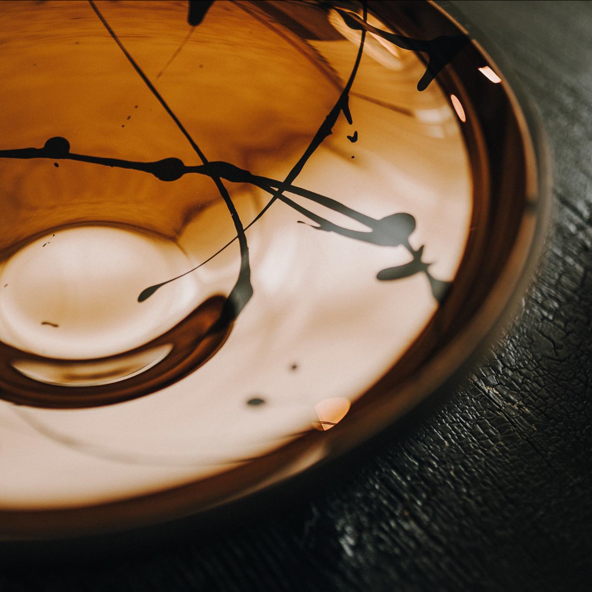 Grand bol Titan - saladier décoratif en verre, noir et titane