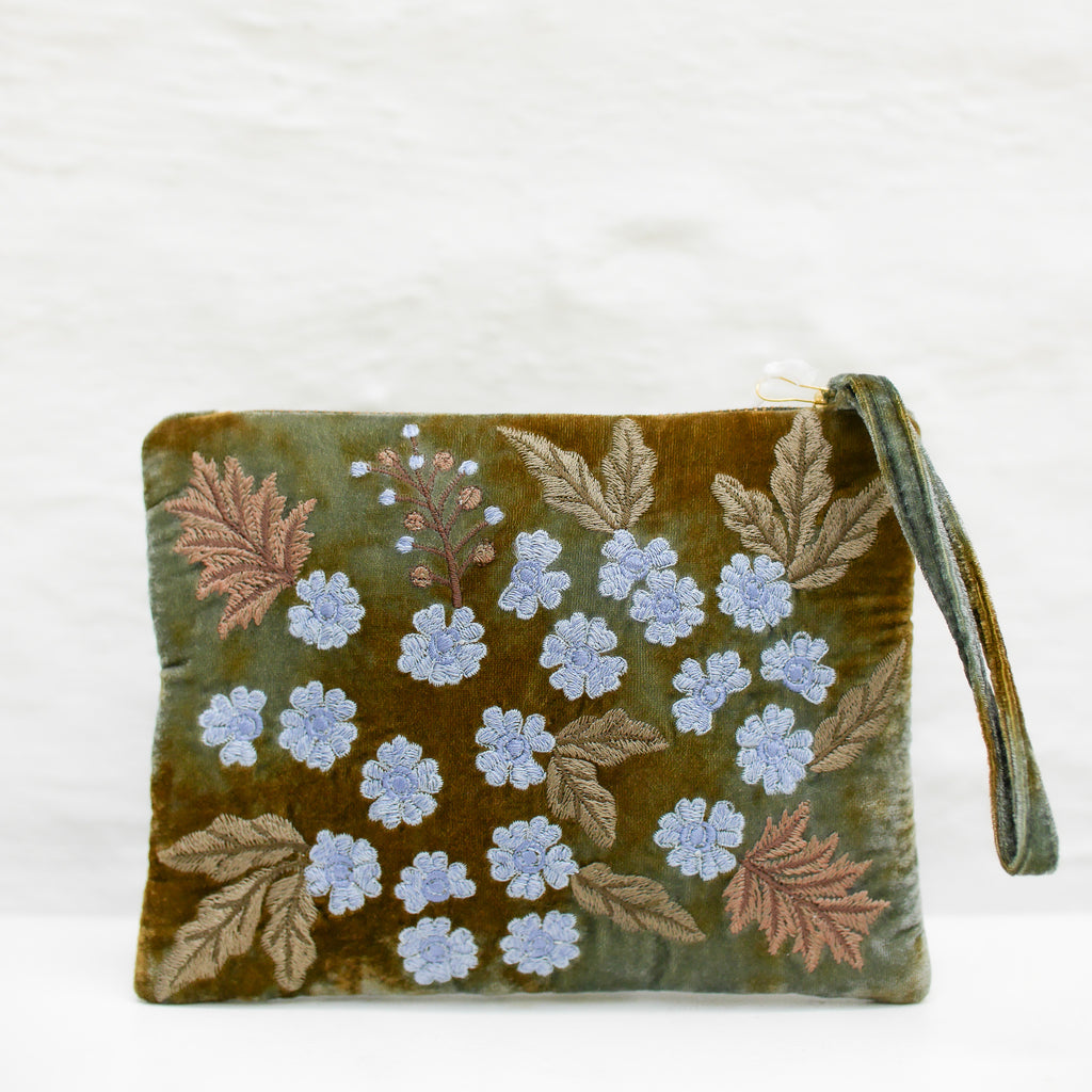 Anke Drechsel handgeborduurde Zip Pochette - Kukka shaded lake