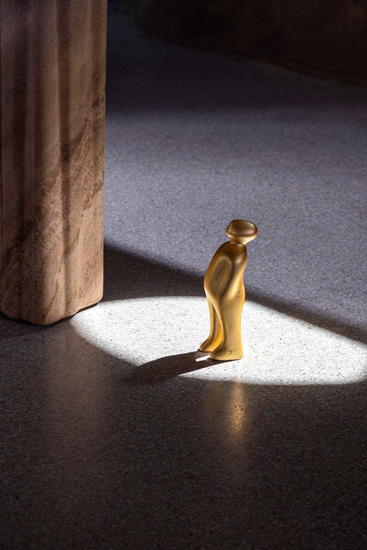 The Visitor beeldje small a golden tribute