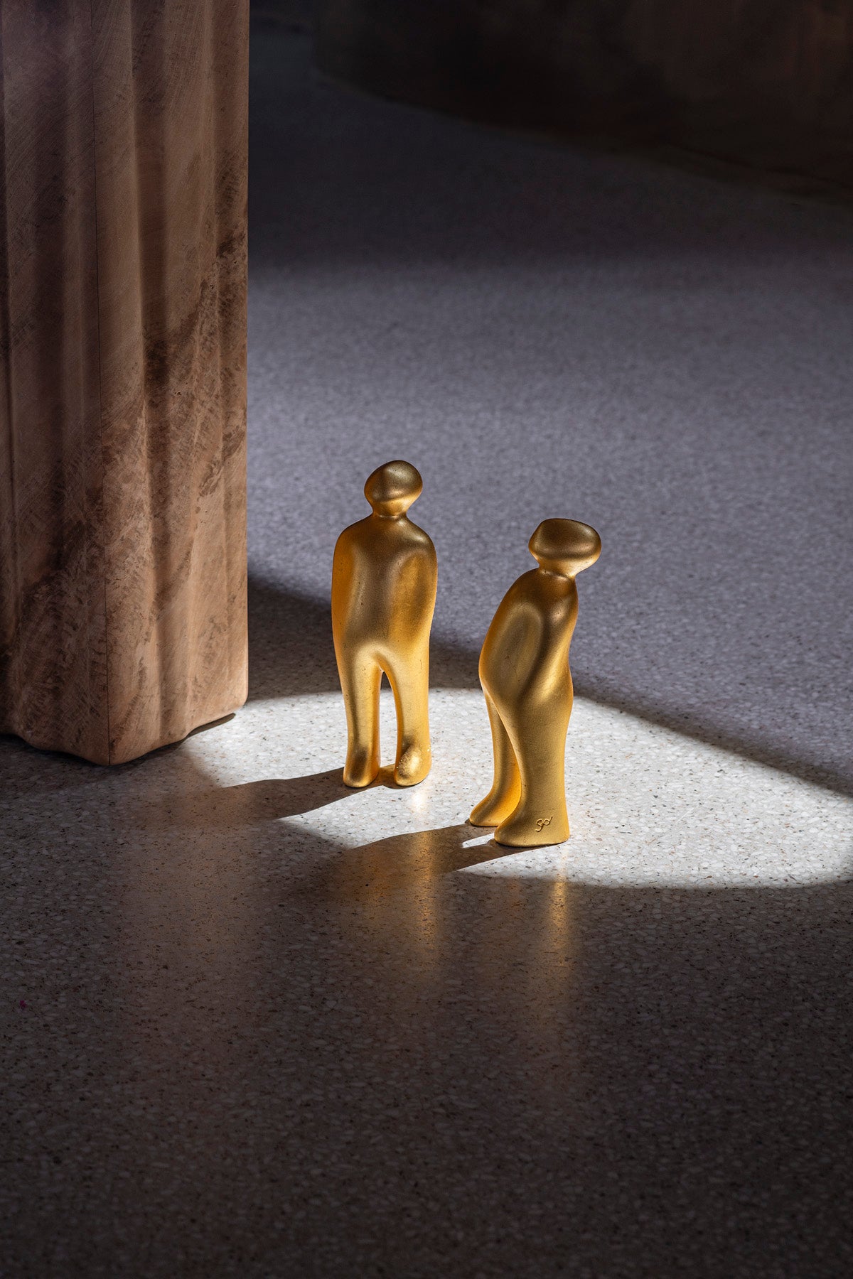 The Visitor figurine small un hommage doré