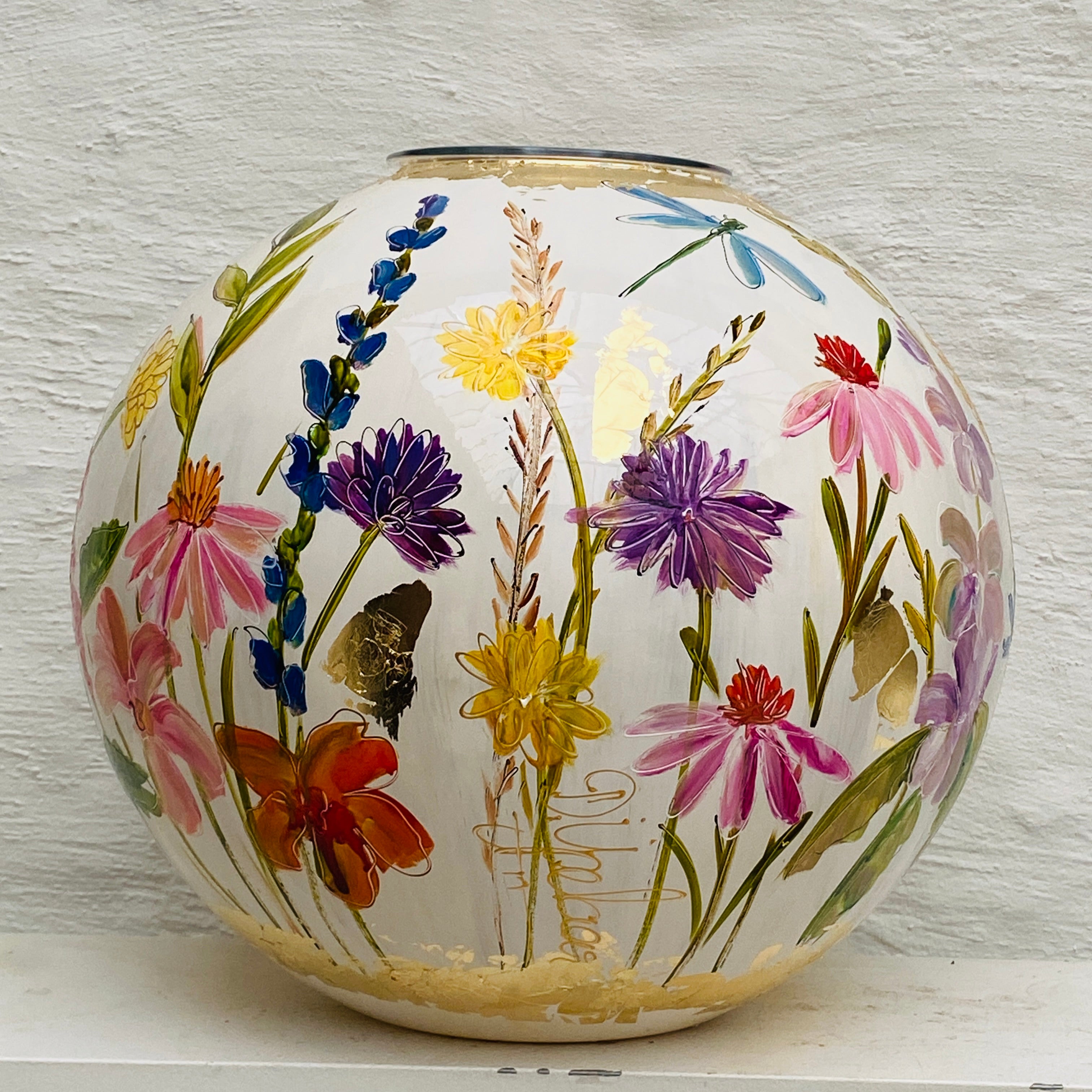 Doortje IJpelaar handgeschilderde glazen vaas LIMITED EDITION "White Summer '25" DE BORGHT EXCLUSIVE