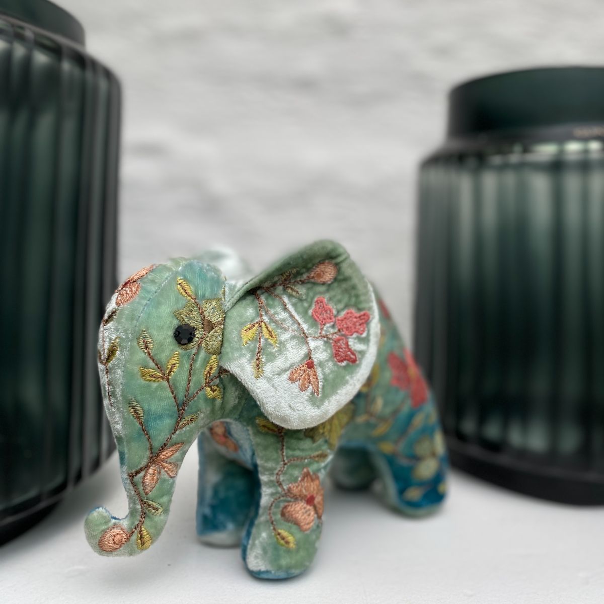 Anke Drechsel Mini Éléphant brodé main - Abby Shaded Lagoon