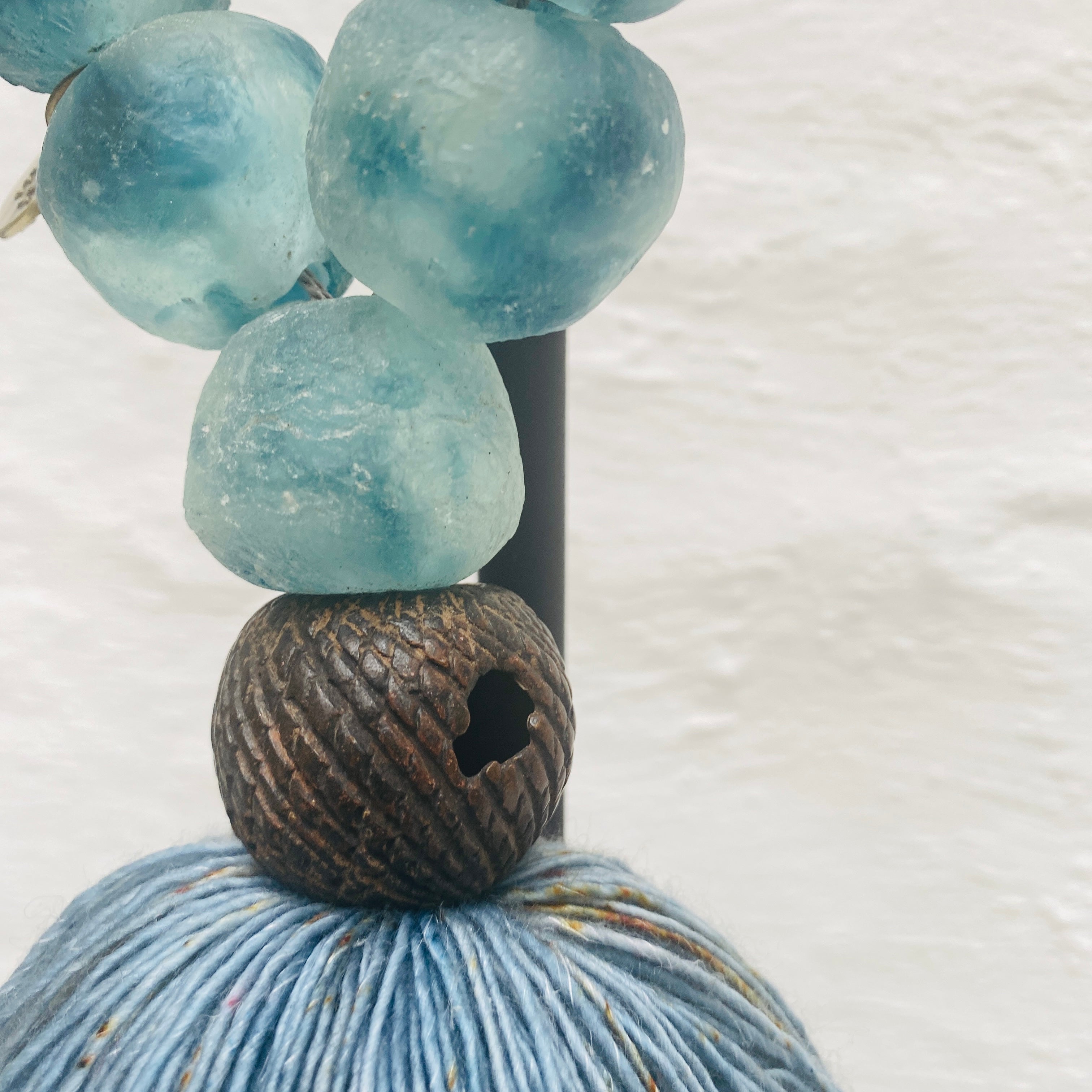 Studio Julia Atlas - verre recyclé Ghana, bronze, pompon en laine mérinos