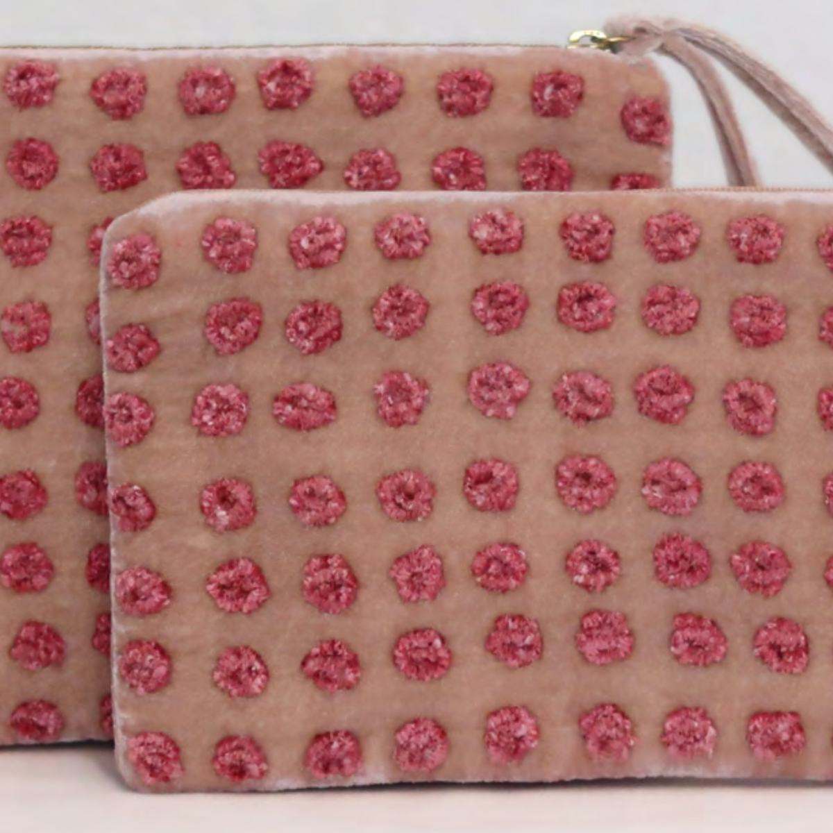 Anke Drechsel handgeborduurde Zip Pochette - Dotty old rose