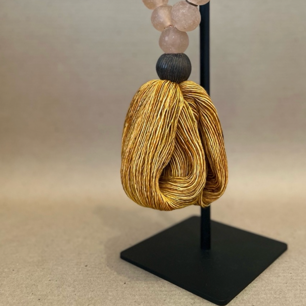 Studio Julia Atlas - Verre rose Ghana, bronze, pompon en laine mérinos