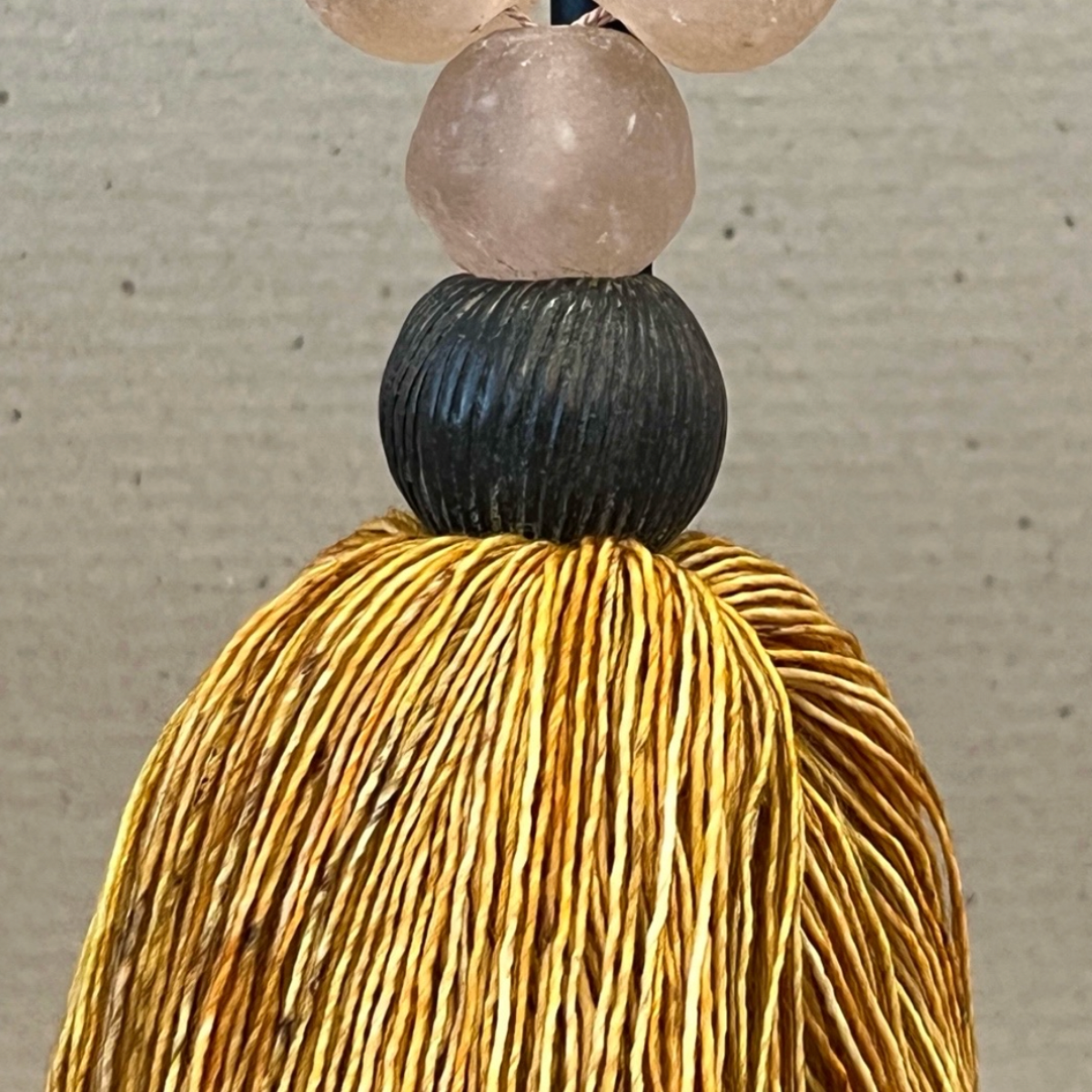Studio Julia Atlas - Verre rose Ghana, bronze, pompon en laine mérinos