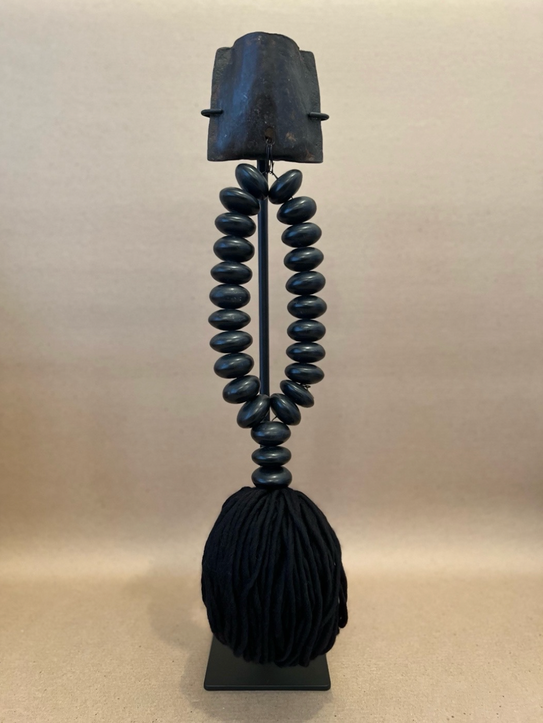 Studio Julia Atlas - Black amber manmade Africa, Iron cow bell, pompon en laine d'alpaga noire - Unique