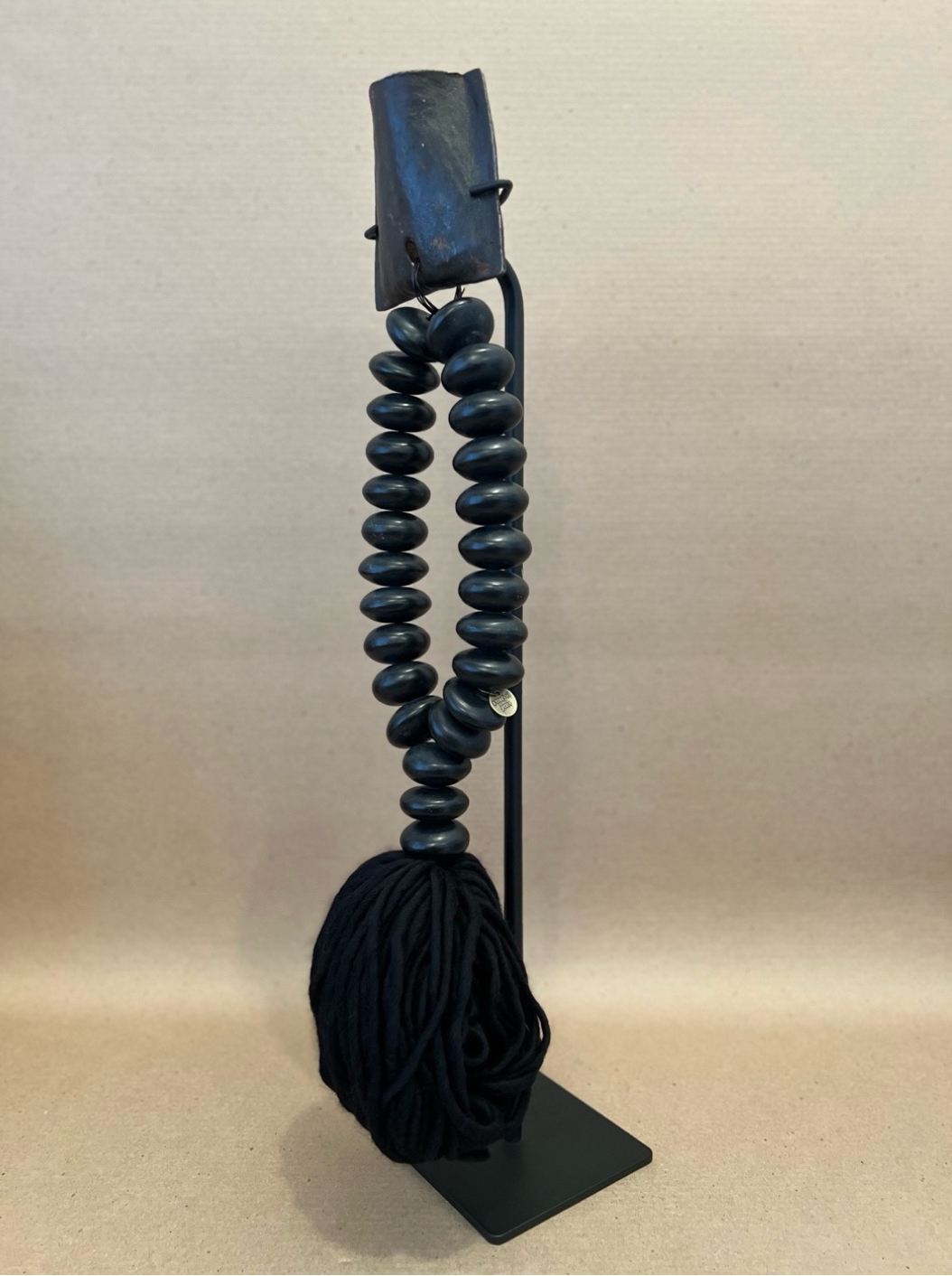 Studio Julia Atlas - Black amber manmade Africa, Iron cow bell, pompon en laine d'alpaga noire - Unique