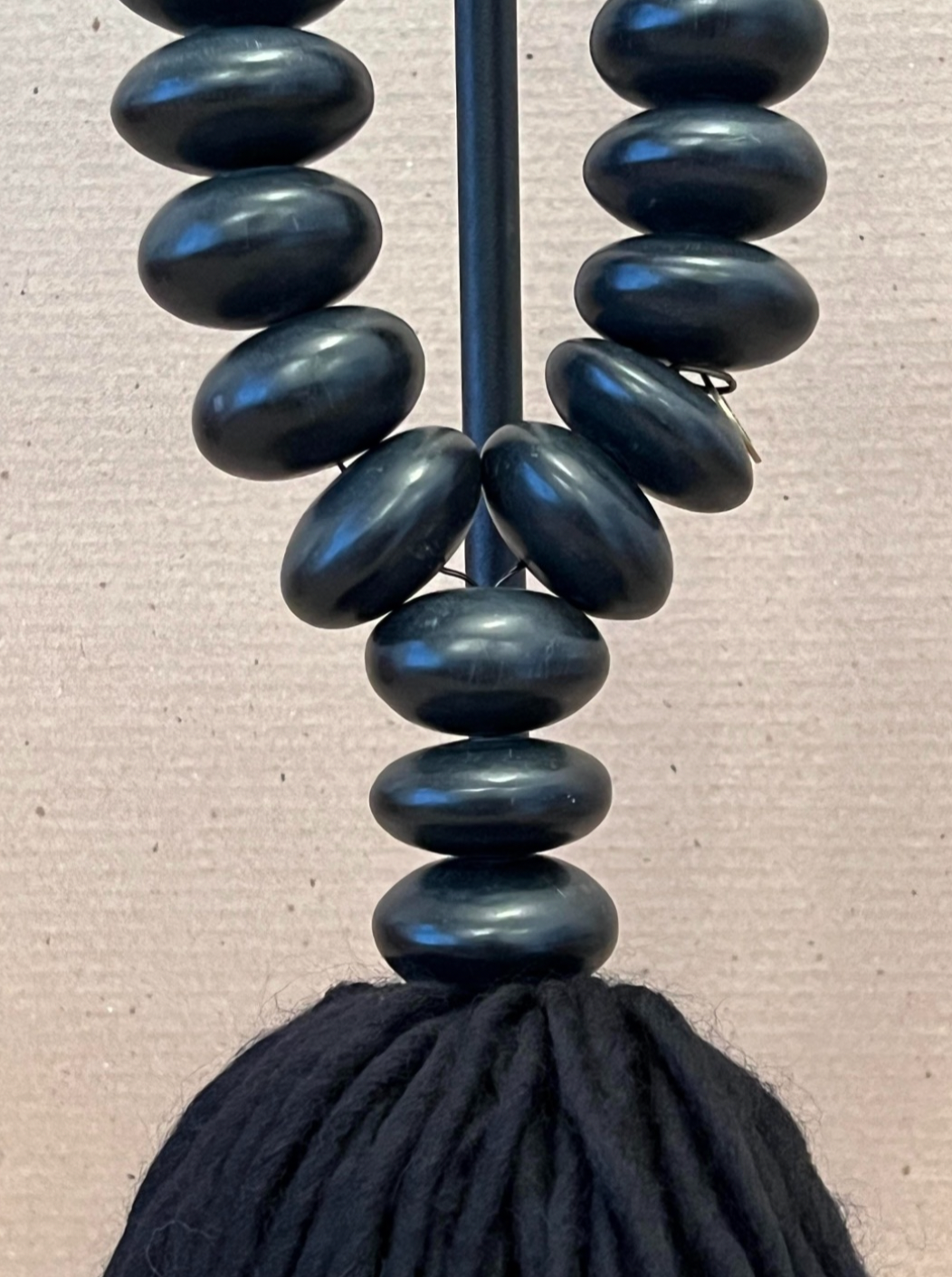 Studio Julia Atlas - Black amber manmade Africa, Iron cow bell, pompon en laine d'alpaga noire - Unique