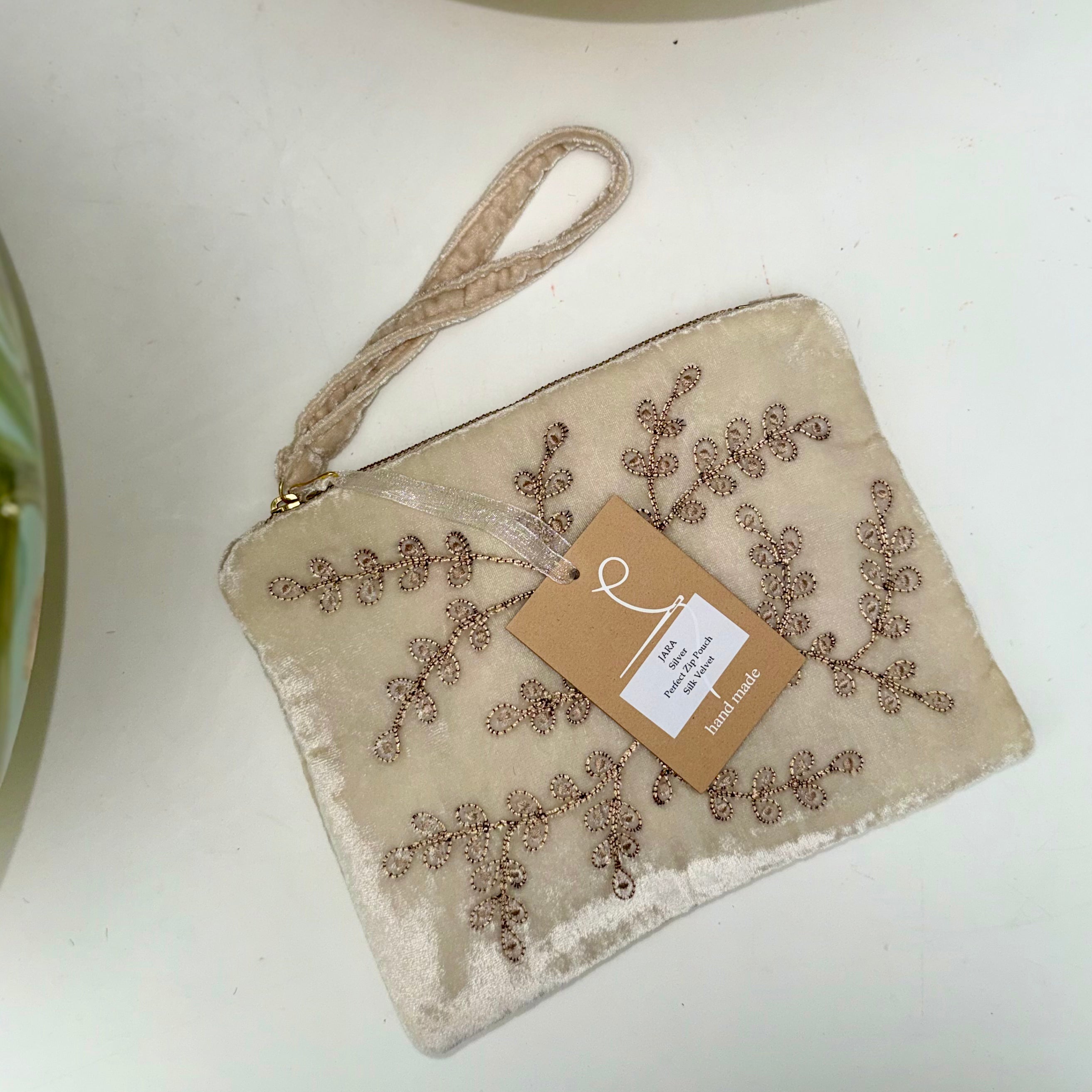Anke Drechsel handgeborduurde Zip Pochette - Jara Silver
