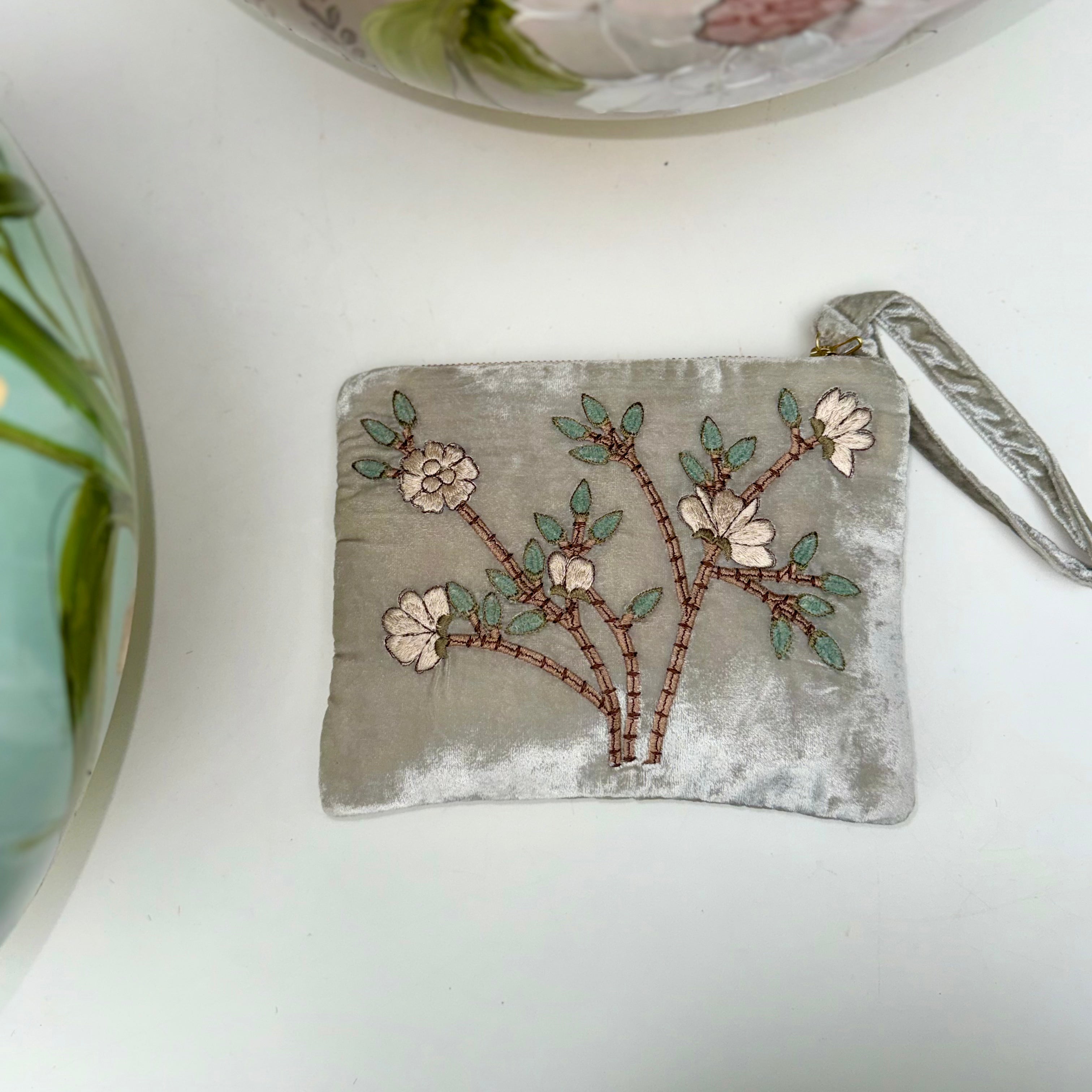 Anke Drechsel handgeborduurde Zip Pochette - Tuileries S.