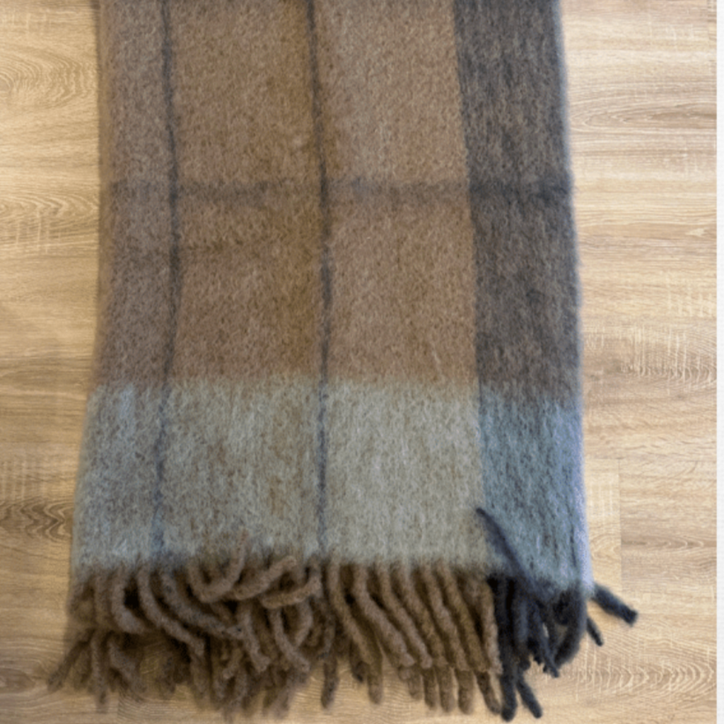 Plaid Ezcaray Twist Frame Throw (TW-6)