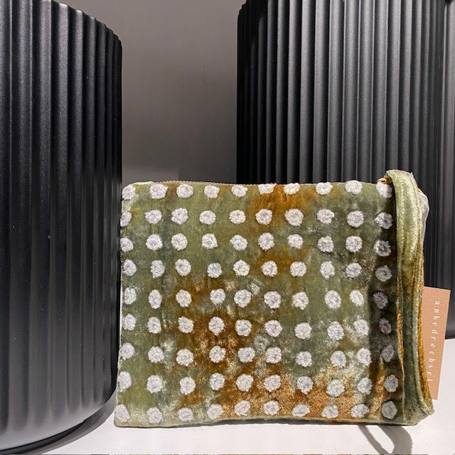 Anke Drechsel Pochette zippée brodée à la main - Lac ombré à pois