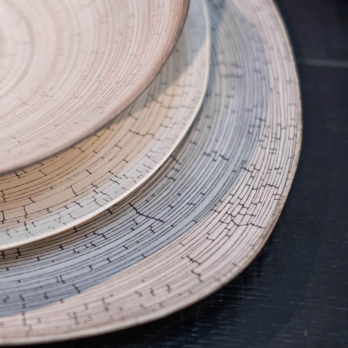 Rina Menardi céramique plat Triangolo centre de table craquelé