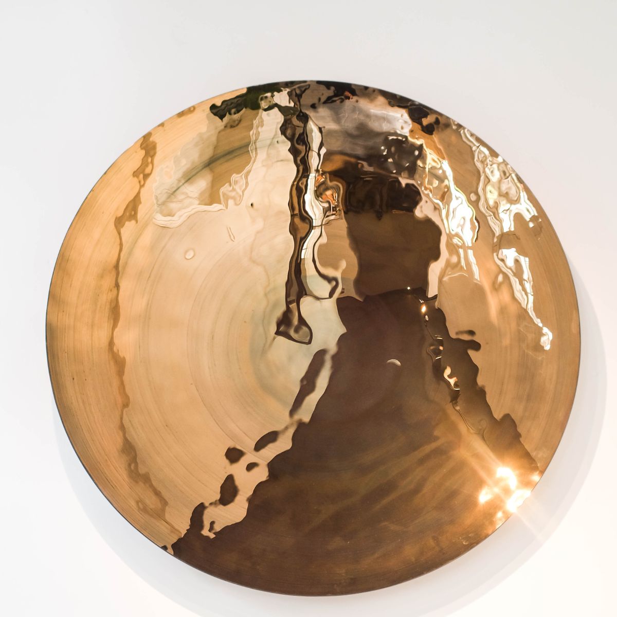 Prato De Parede Concavo Bronze - Regina Medeiros