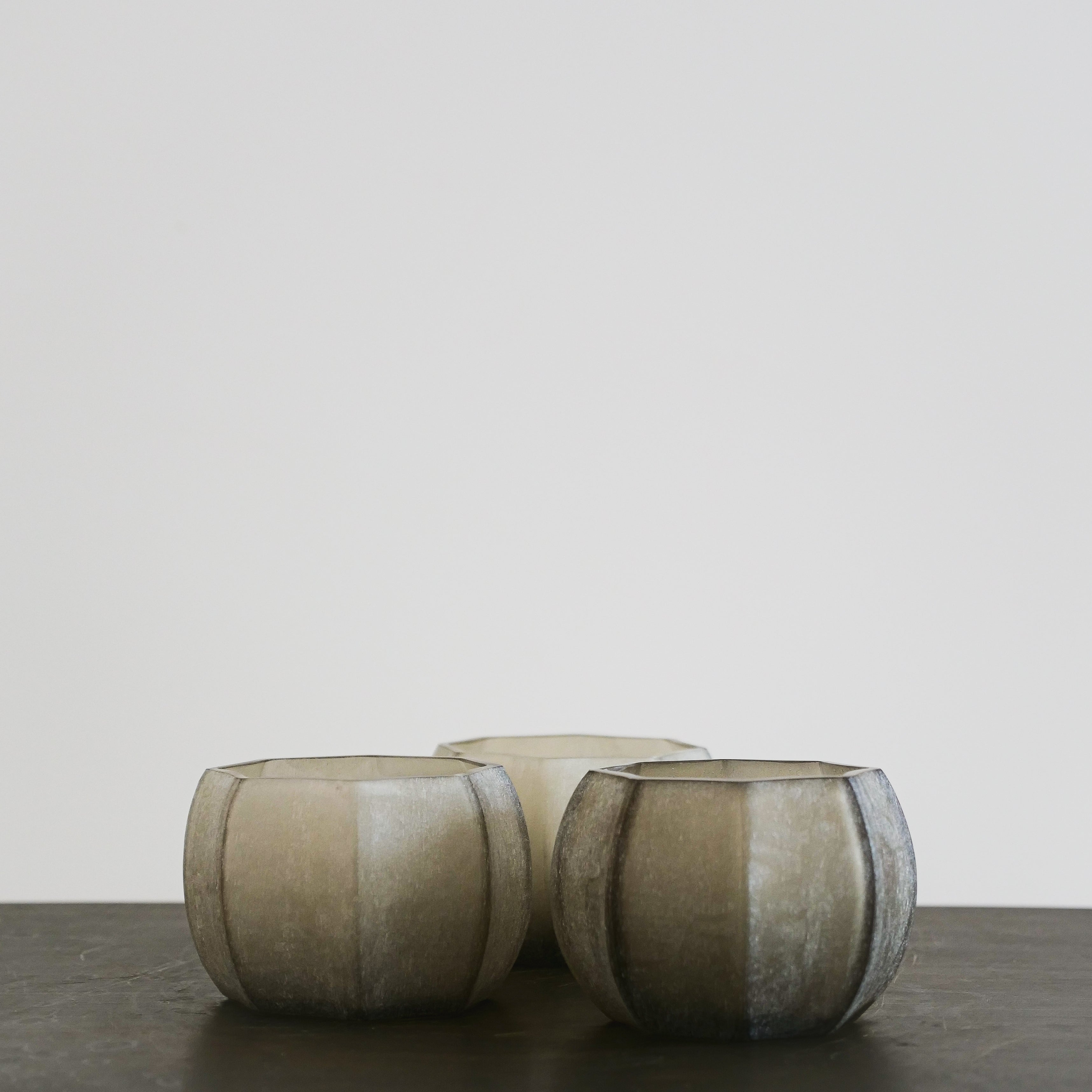 GUAXS Vaas Koonam Smokegrey - Theelicht