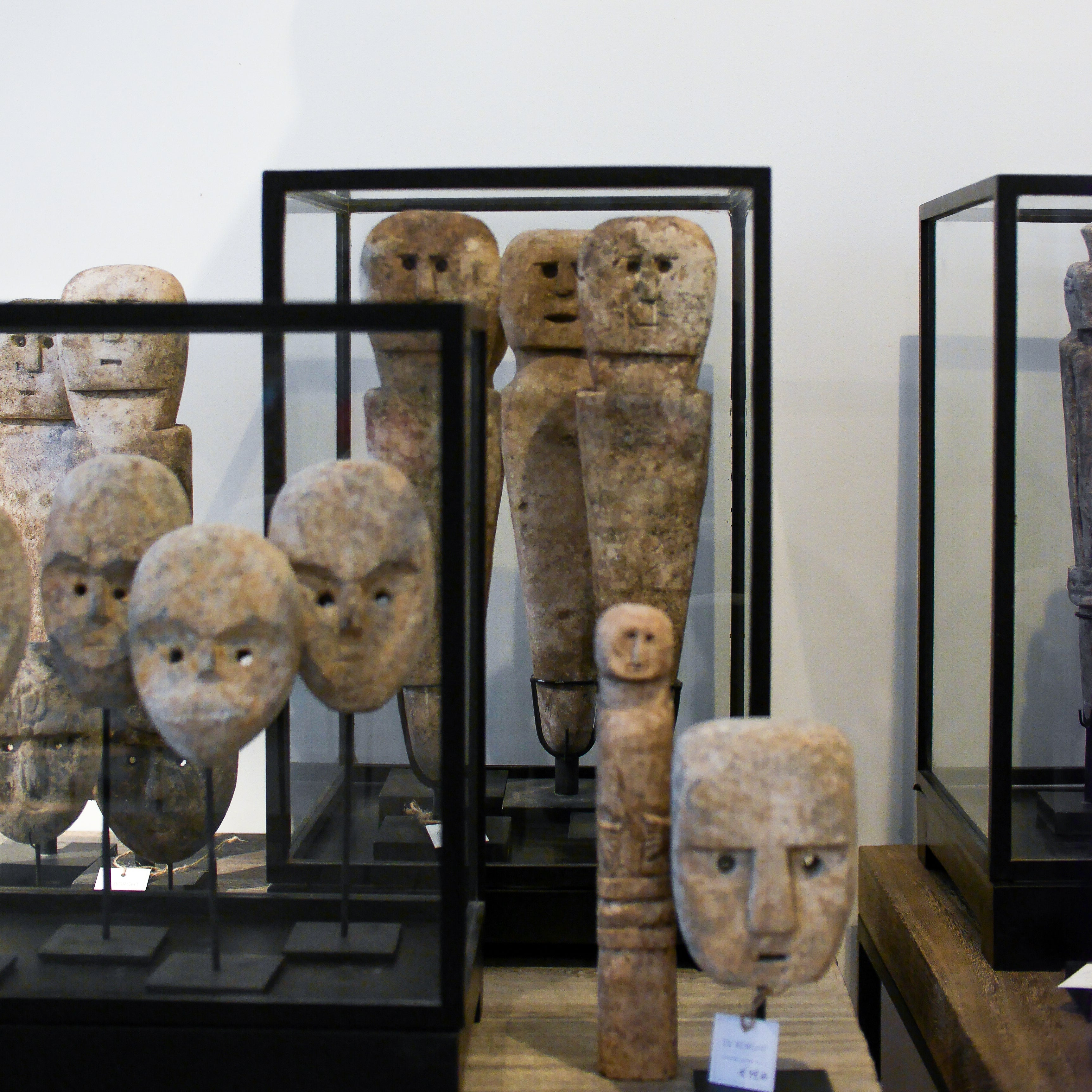 Magazijn Breit  Vitrine kastje